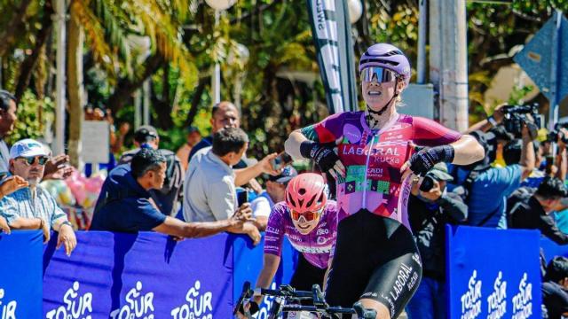 Marjolein van't Geloof celebra la victoria al esprint.