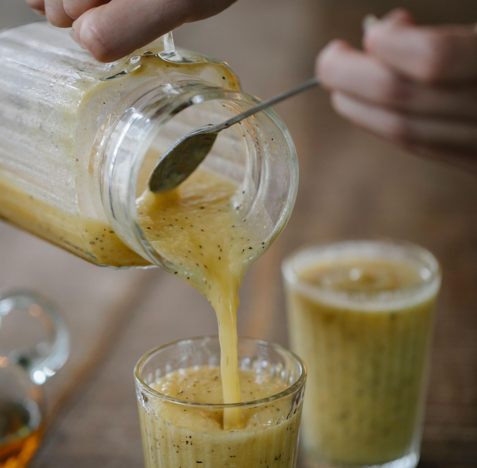 El kiwi contiene actinidina, cuya función principal es descomponer las proteínas de los alimentos en péptidos más pequeños, lo que facilita y acelera la digestión.