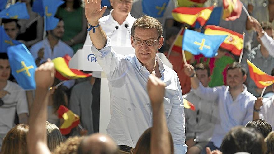 El líder de los ‘populares’, ayer en un acto electoral en Oviedo. | FOTO: E. P.