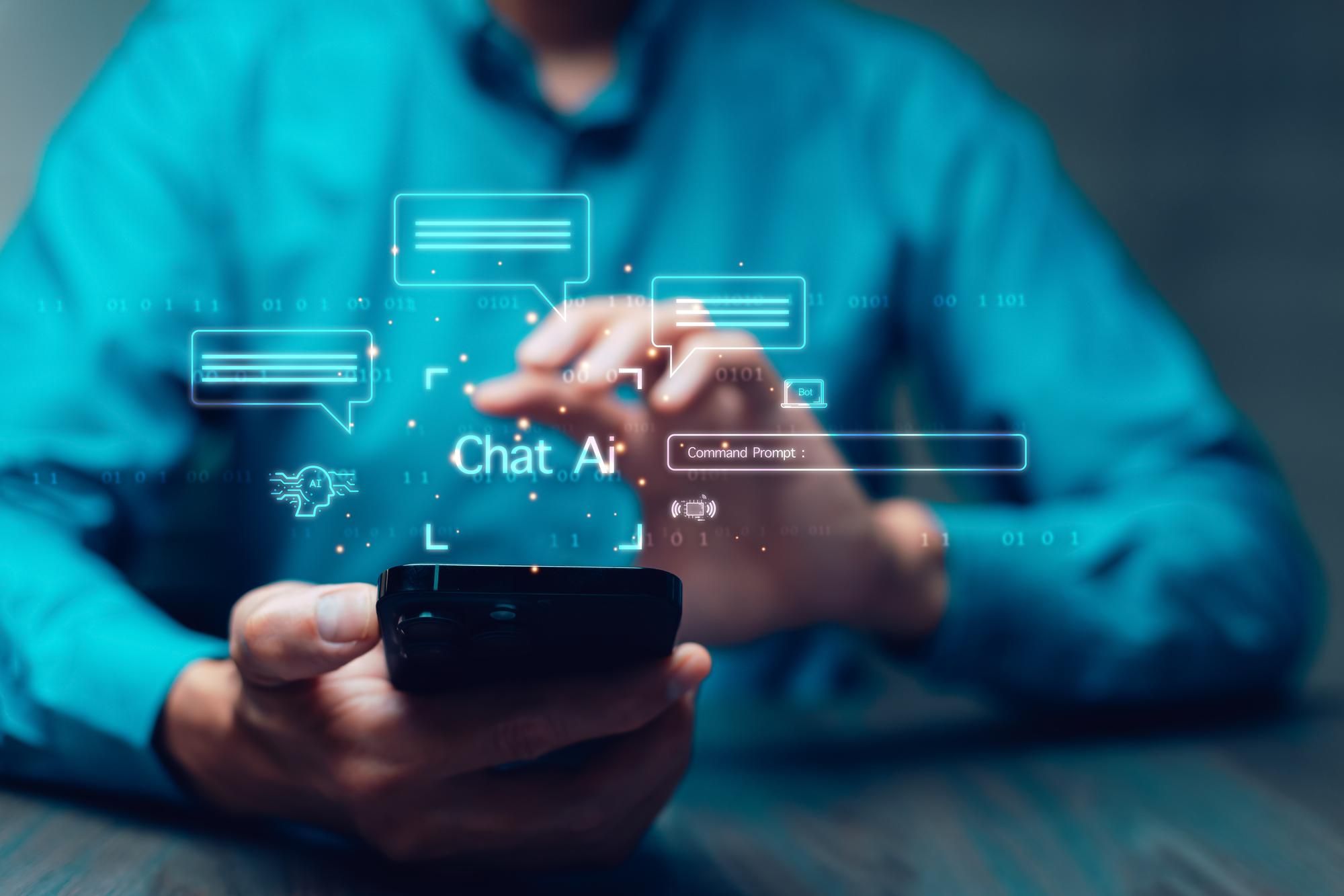 Un hombre se conecta a un chatbot a través del teléfono móvil.