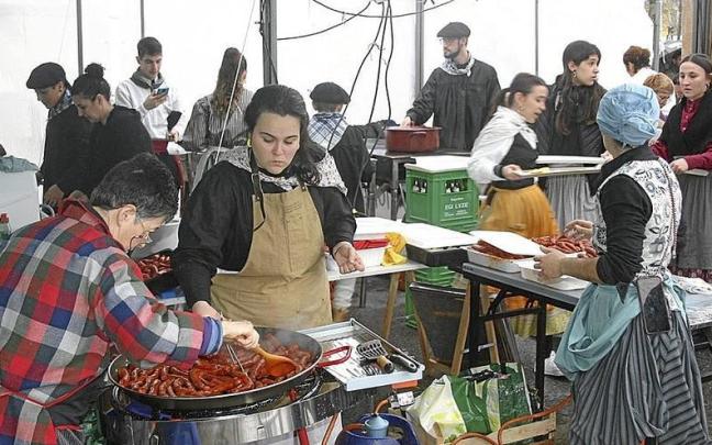 Landarbaso abesbatzako postuan, txistorra prestatzen.