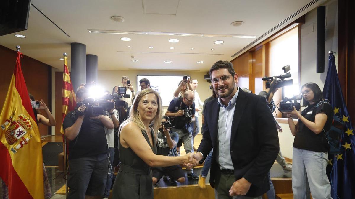 Ana Alós y Alejandro Nolasco durante la firma del pacto.