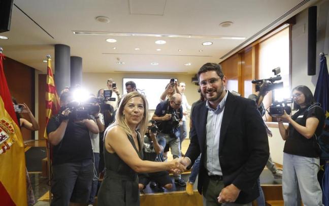 Ana Alós y Alejandro Nolasco durante la firma del pacto. Ana Alós y Alejandro Nolasco durante la firma del pacto.