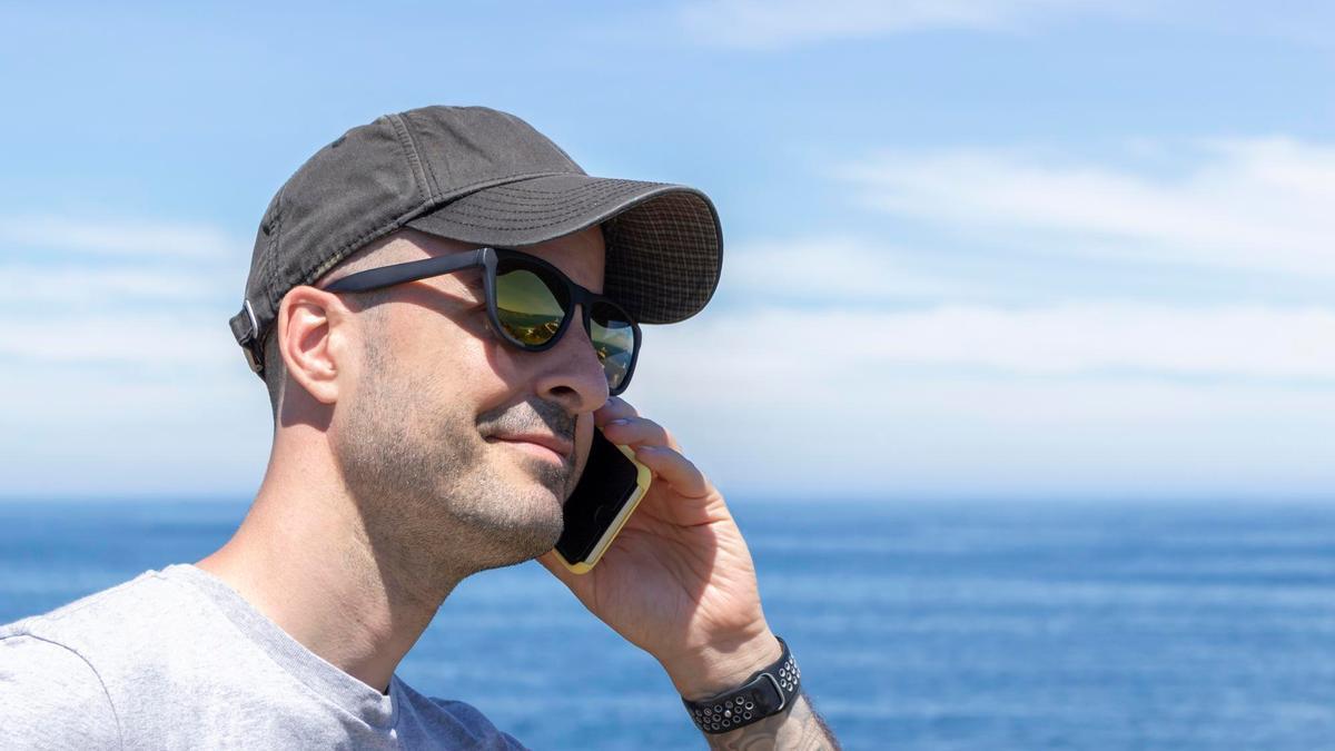 Un hombre con la cabeza rapada se protege con una visera.