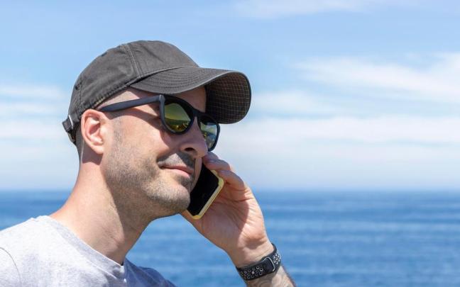 Un hombre con la cabeza rapada se protege con una visera.