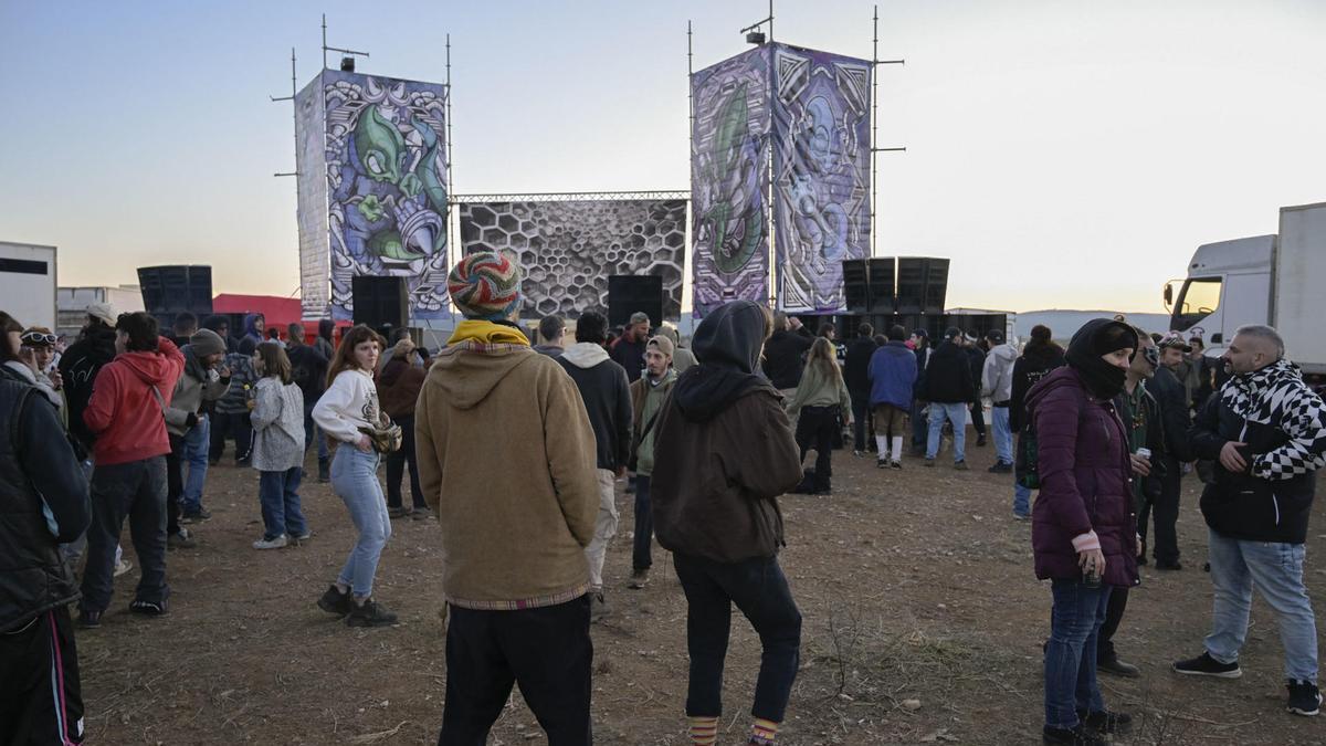 Asistentes a la 'rave' ilegal junto al aeropuerto de Ciudad Real.