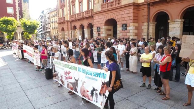 Participantes en la concentracion con la sokamuturra celebrada el pasado martes en la plaza Untzaga.