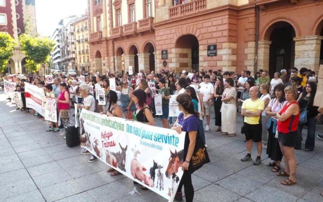 Participantes en la concentracion con la sokamuturra celebrada el pasado martes en la plaza Untzaga.