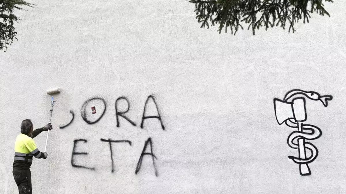 Un operario borra una pintada de enaltecimiento a ETA