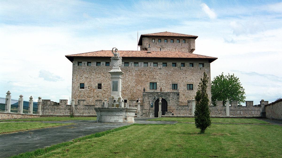 La silueta de la Torre se recorta sobre el pueblo de Villanañe.