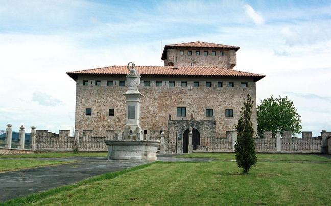 La silueta de la Torre se recorta sobre el pueblo de Villanañe.