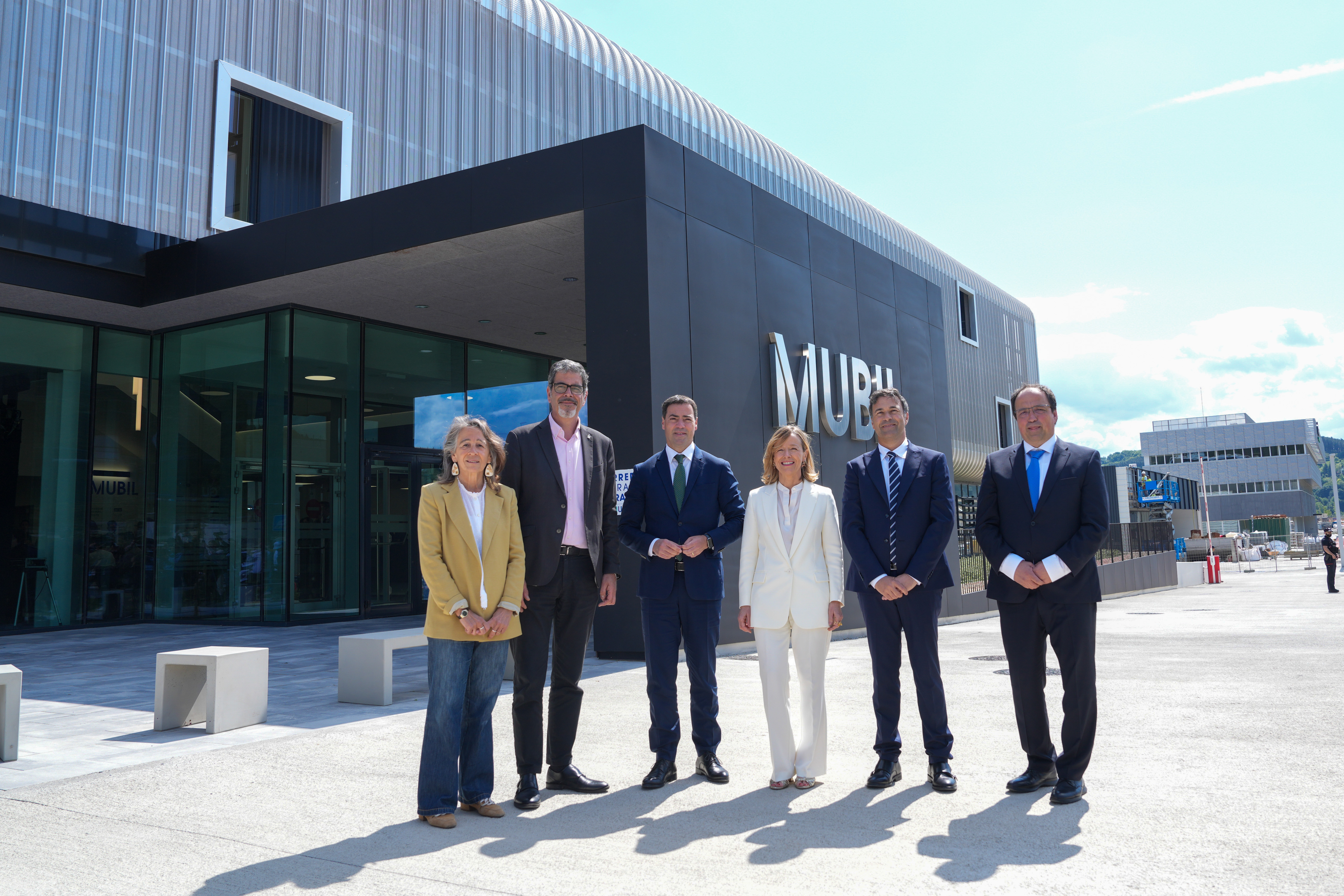 Autoridades en la inauguración de Mubil Center