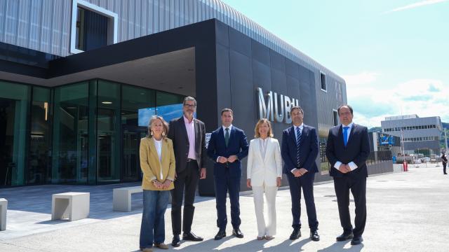 Autoridades en la inauguración de Mubil Center Autoridades en la inauguración de Mubil Center