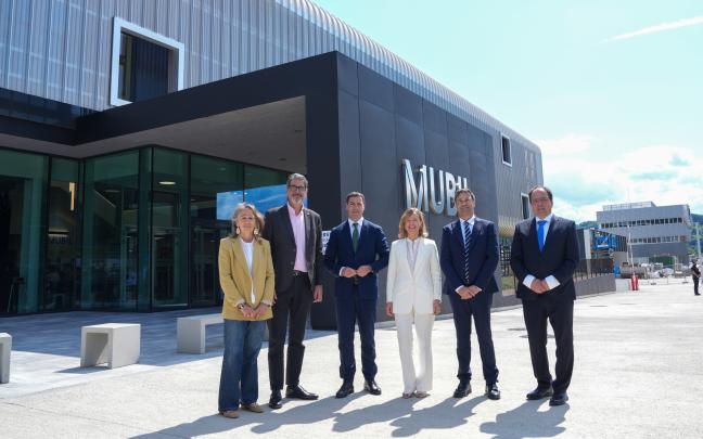 Autoridades en la inauguración de Mubil Center Autoridades en la inauguración de Mubil Center