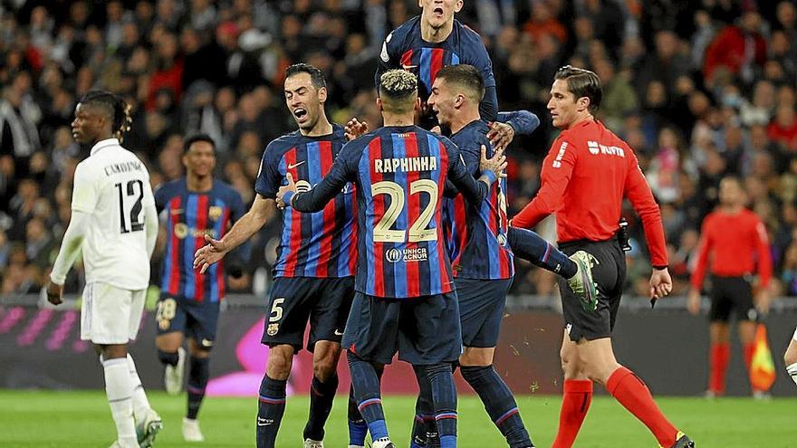 Los jugadores del Barça celebran el gol propiciado por Kessie, que significó la victoria azulgrana. | FOTO: EFE