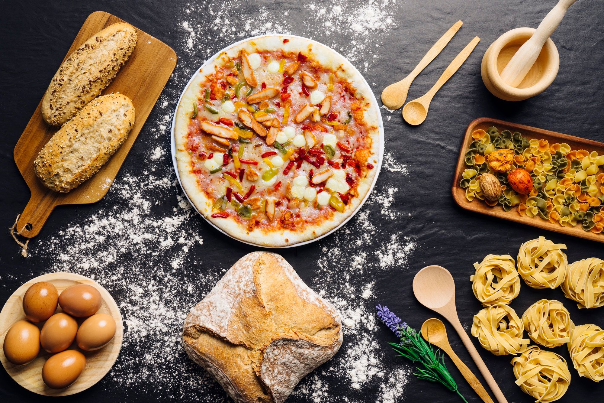 Pizza, pan y pasta están entre los alimentos que Valter Longo recomienda evitar.