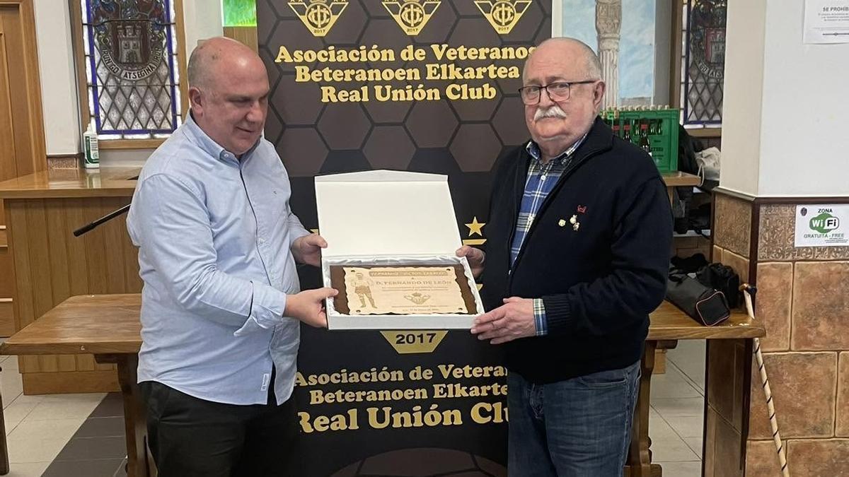 Fernando de León, a la derecha, en un homenaje de los Veteranos del Real Unión en marzo de 2026