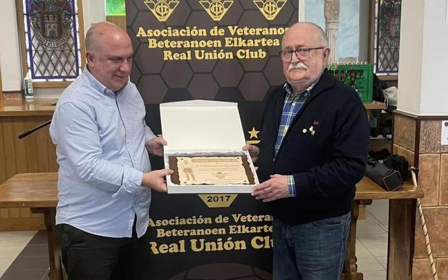 Fernando de León, a la derecha, en un homenaje de los Veteranos del Real Unión en marzo de 2026