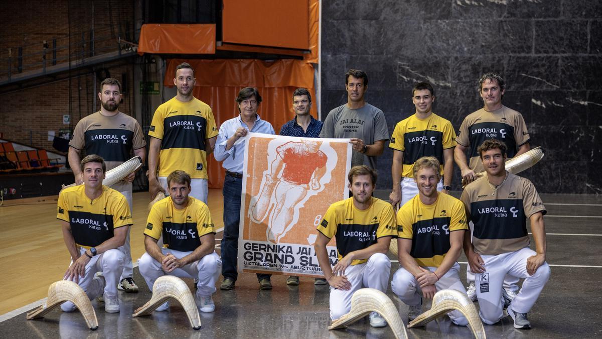 Del Río, López, Urreisti, Aritz Erkiaga, Barandika, Olharan, Basque, Laduche y Lekerika, en la presentación del Grand Slam de Gernika-Lumo.