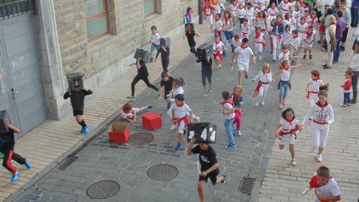 Recreación del encierro de sanfermines en unos udalekus de Zumaia.