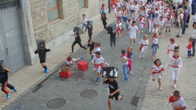Recreación del encierro de sanfermines en unos udalekus de Zumaia.