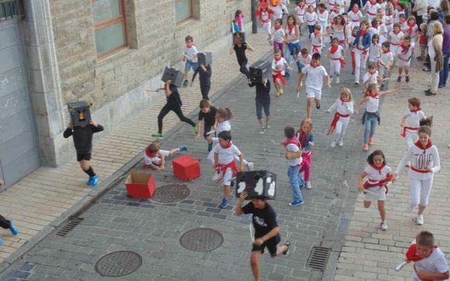 Recreación del encierro de sanfermines en unos udalekus de Zumaia.