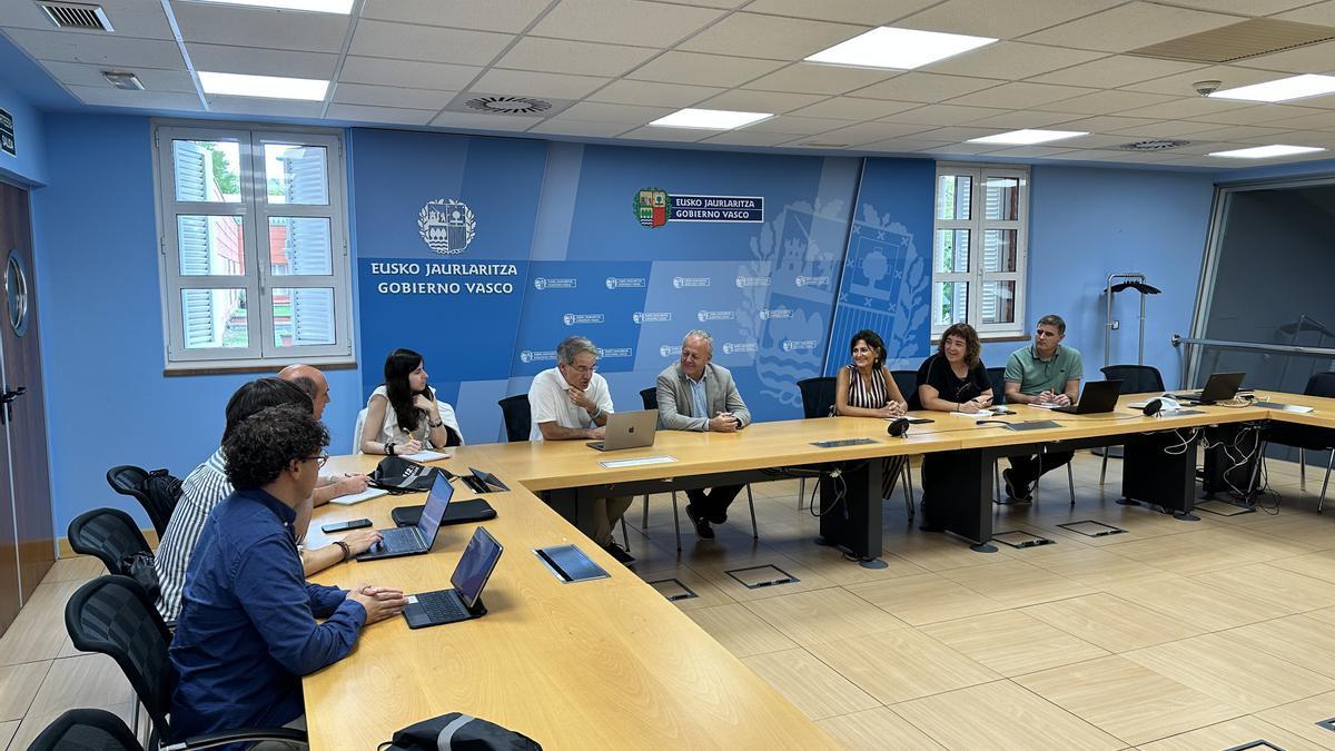 Reunión entre La Asociación Vasca de Empresas Químicas, AVEQ KIMIKA, y la Dirección de Atención de Emergencias y Meteorología del Gobierno vasco