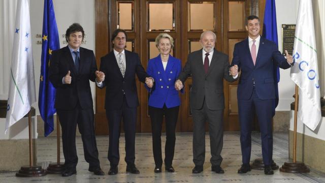La presidenta de la Comisión Europea, Ursula von der Leyen, entre los presidentes de los Estados miembro de Mercosur: Javier Milei (Argentina), Luis Lacalle Pou (Uruguay), Luiz Inácio Lula da Silva (Brasil) y Santiago Peña (Paraguay).