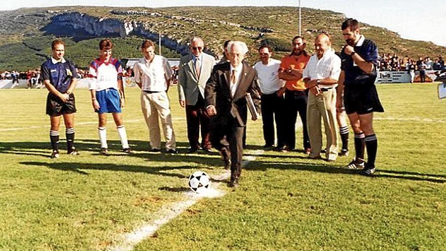 Norberto Bezunartea, jugador y cofundador, en el saque de honor del 75 aniversario.
