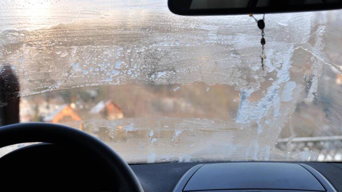 Parabrisas empañado y con hielo en invierno