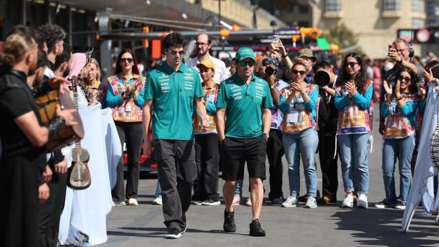Lance Stroll y Fernando Alonso caminan por el circuito de Bakú durante el Gran Premio de Azebaiyán.