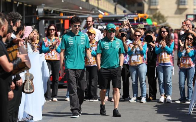 Lance Stroll y Fernando Alonso caminan por el circuito de Bakú durante el Gran Premio de Azebaiyán.
