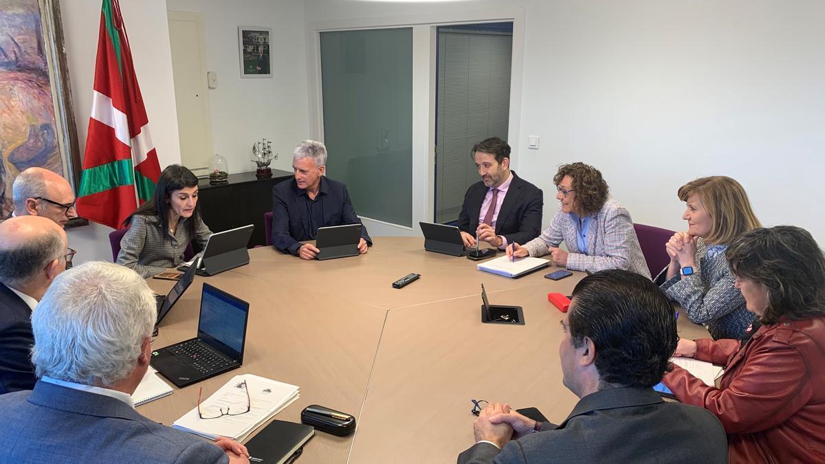 Imagen de la reunión mantenido hoy entre el Departamento de Justicia del Gobierno vasco y representantes del TSJPV.