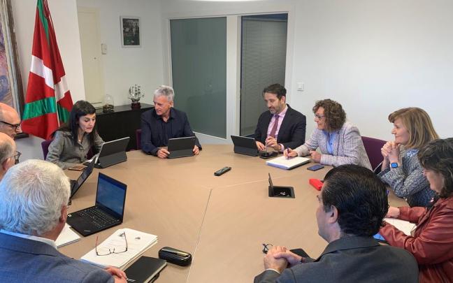Imagen de la reunión mantenido hoy entre el Departamento de Justicia del Gobierno vasco y representantes del TSJPV.