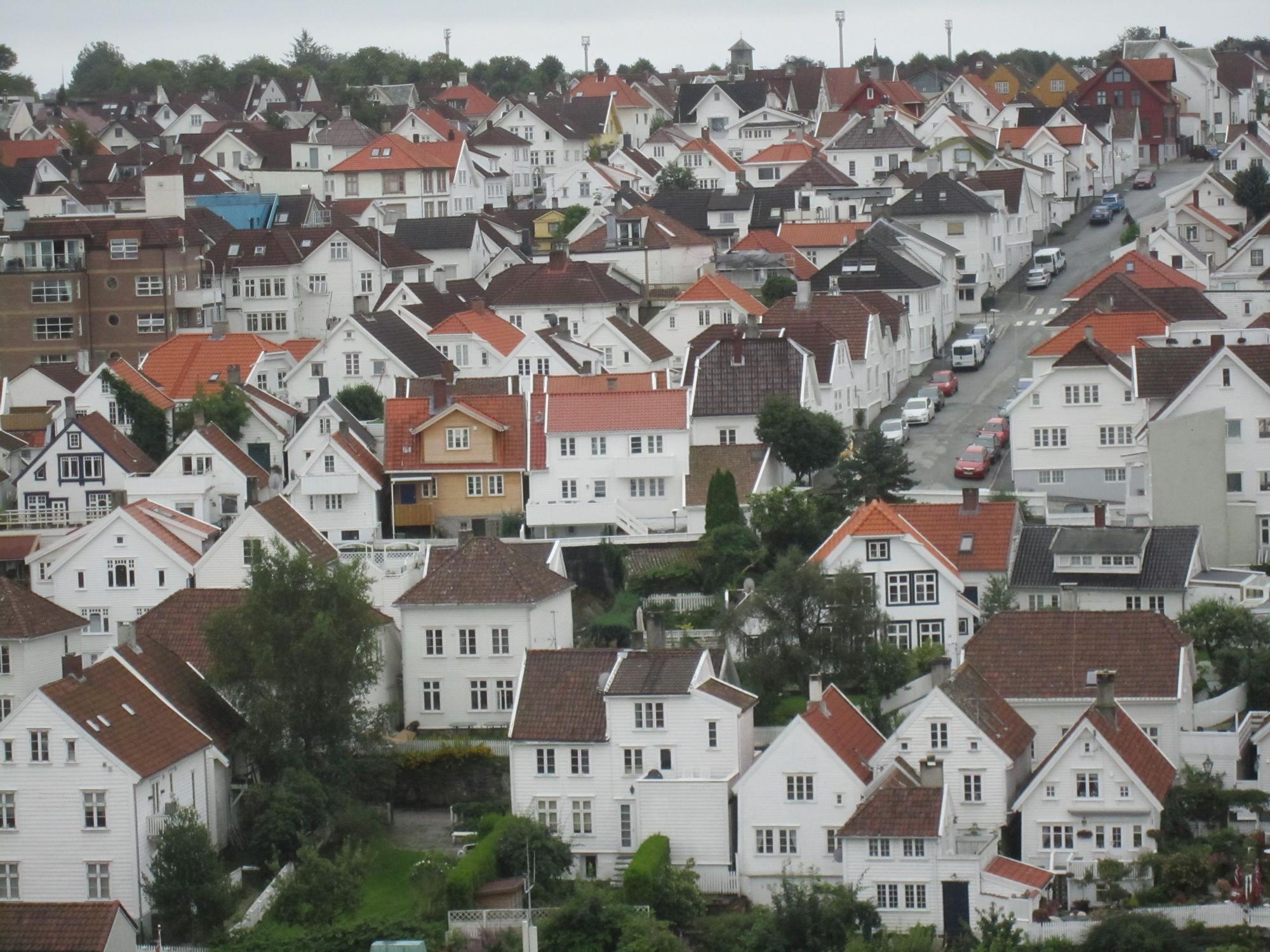 Las casas blancas llenan este barrio de la capital.