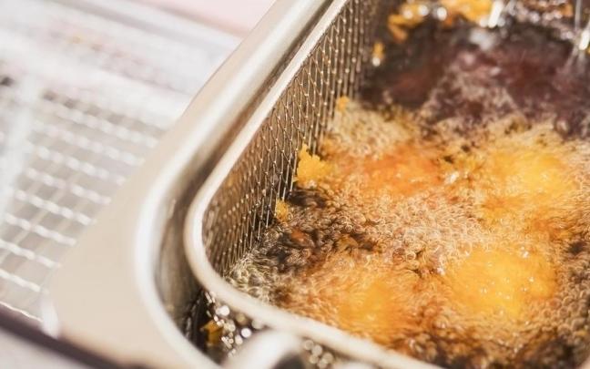 Una freidora con aceite.