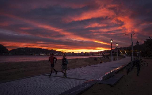 Vista del amanecer en Donostia un día del pasado marzo. La ciudad registró este mes 127 horas de sol.
