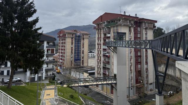 El tercer ascensor se complementa con tres pasarelas para acceder a los inmuebles anexos.