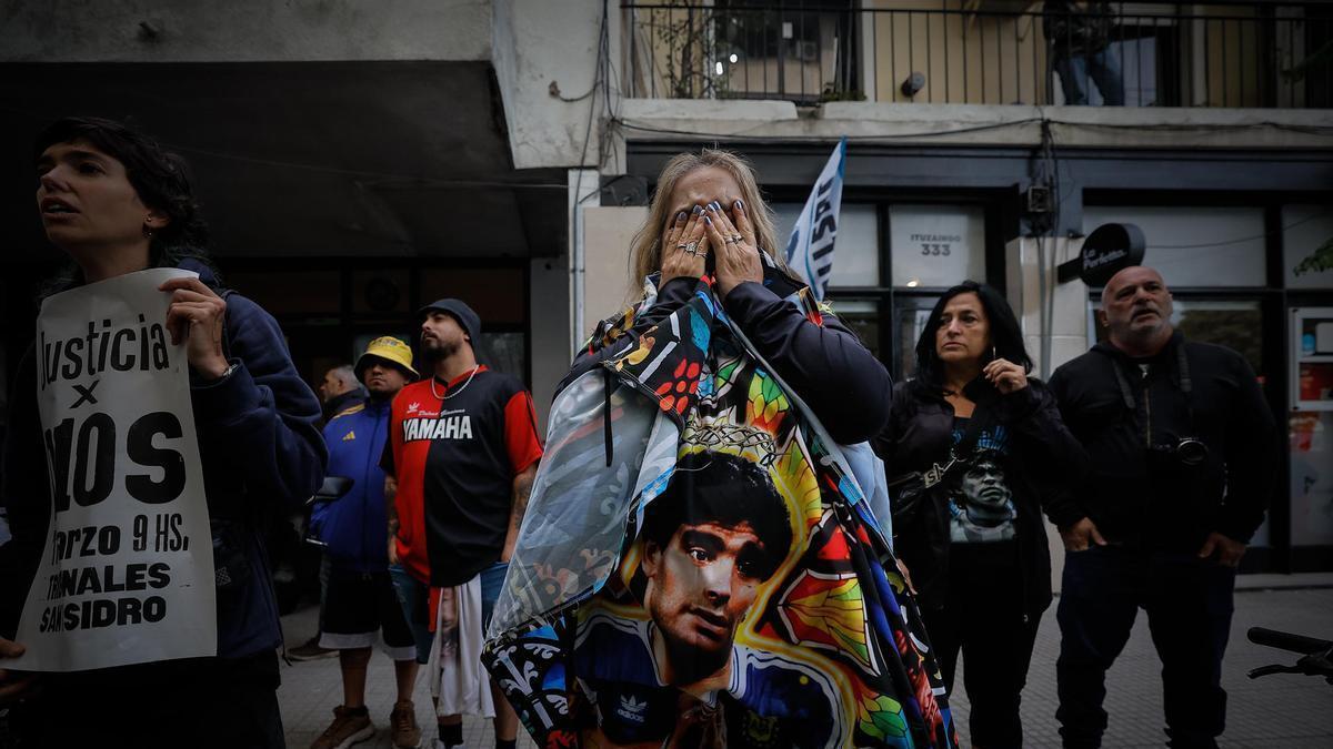 Seguidores de Diego Armando Maradona a las puertas del tribunal en Buenos Aires.