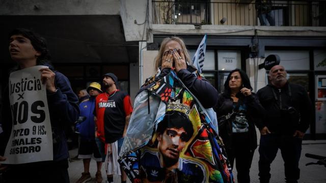 Seguidores de Diego Armando Maradona a las puertas del tribunal en Buenos Aires.