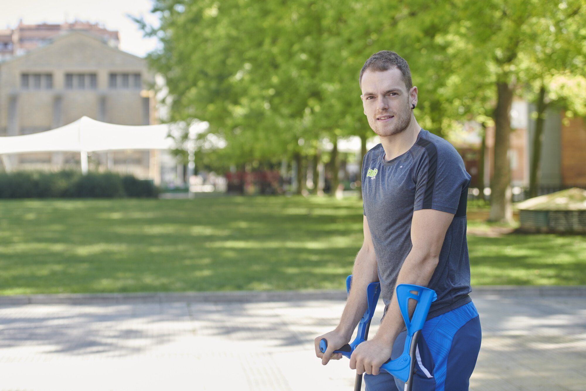Unai Laso posa en Iruñea apoyado en las muletas que debe utilizar tras su operación de cadera