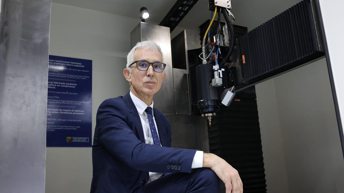 Luis Uriarte, director general de Tekniker, en el stand del centro en la Bienal.