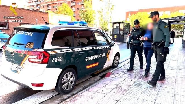 Agentes de la Guardia Civil con la mujer detenida.