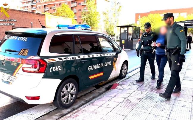 Agentes de la Guardia Civil con la mujer detenida.