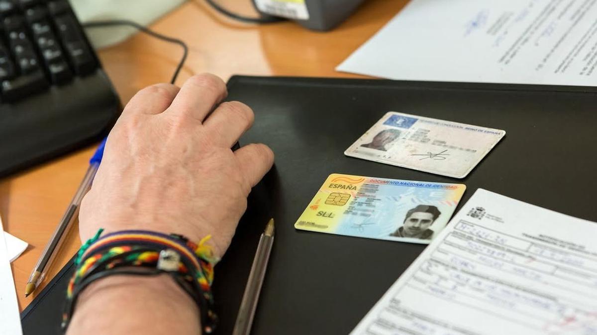 Una persona realiza trámites con su carné de conducir.