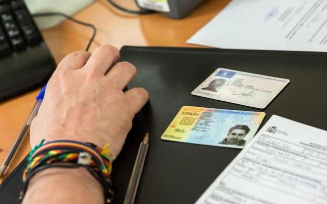 Una persona realiza trámites con el carné de conducir. / DGT Una persona realiza trámites con el carné de conducir.