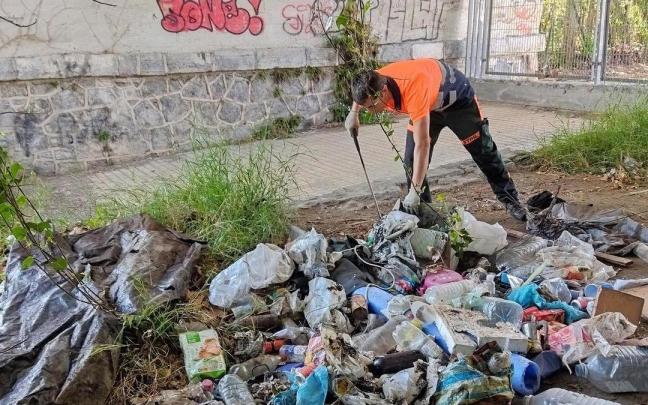 Un operario clasifica los residuos