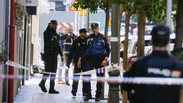 La Policía investiga en el lugar donde el político Alejo Vidal-Quadras ha recibido un disparo.