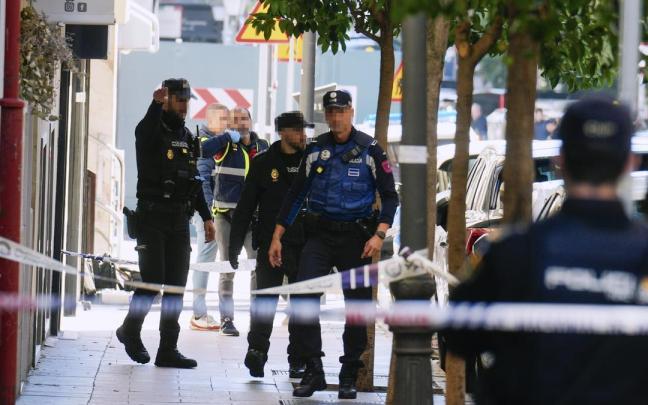 La Policía investiga en el lugar donde el político Alejo Vidal-Quadras ha recibido un disparo.