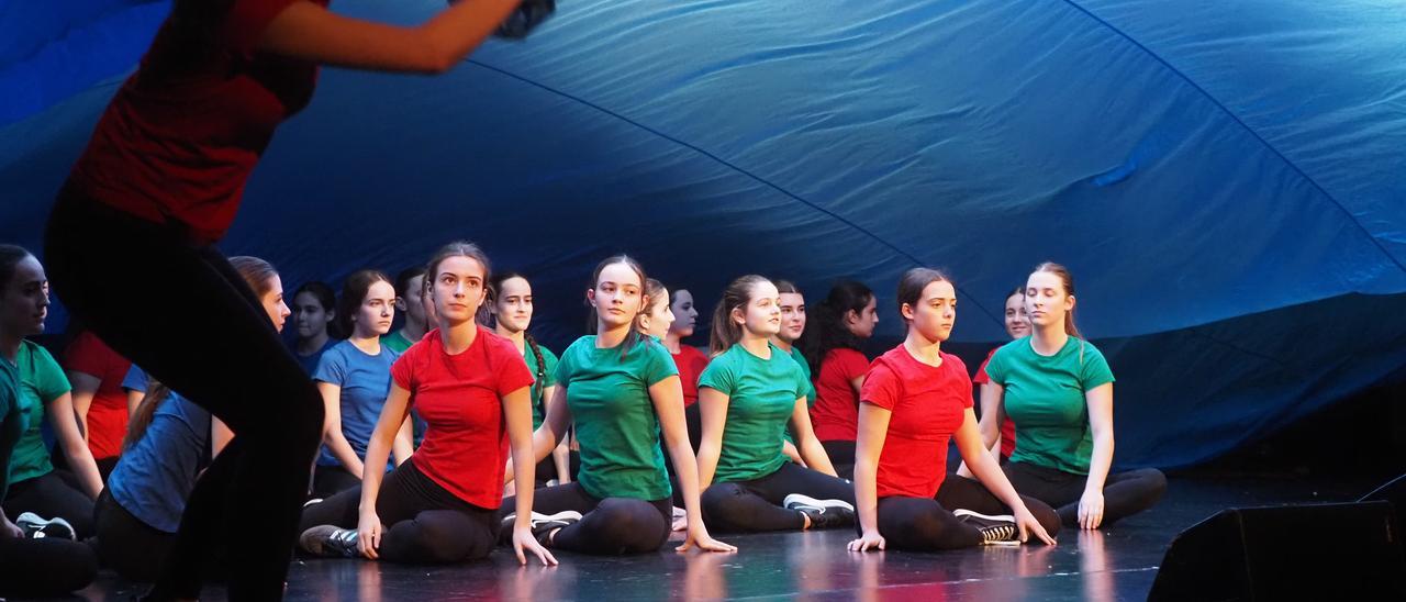 Biraka dantza taldeko dantzariek agertokian azaldu dute kulturartekotasunaren garrantzia, euskaraz hitz egitera animatzeko euskaraz ez dakitenei eta herrira etorri berriei.